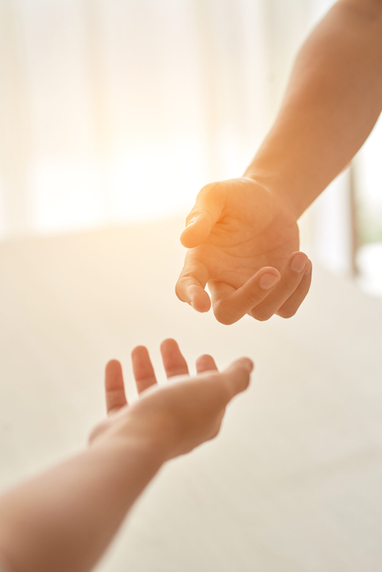 Accompagnement. Deux personnes tendent leurs mains l'une vers l'autre