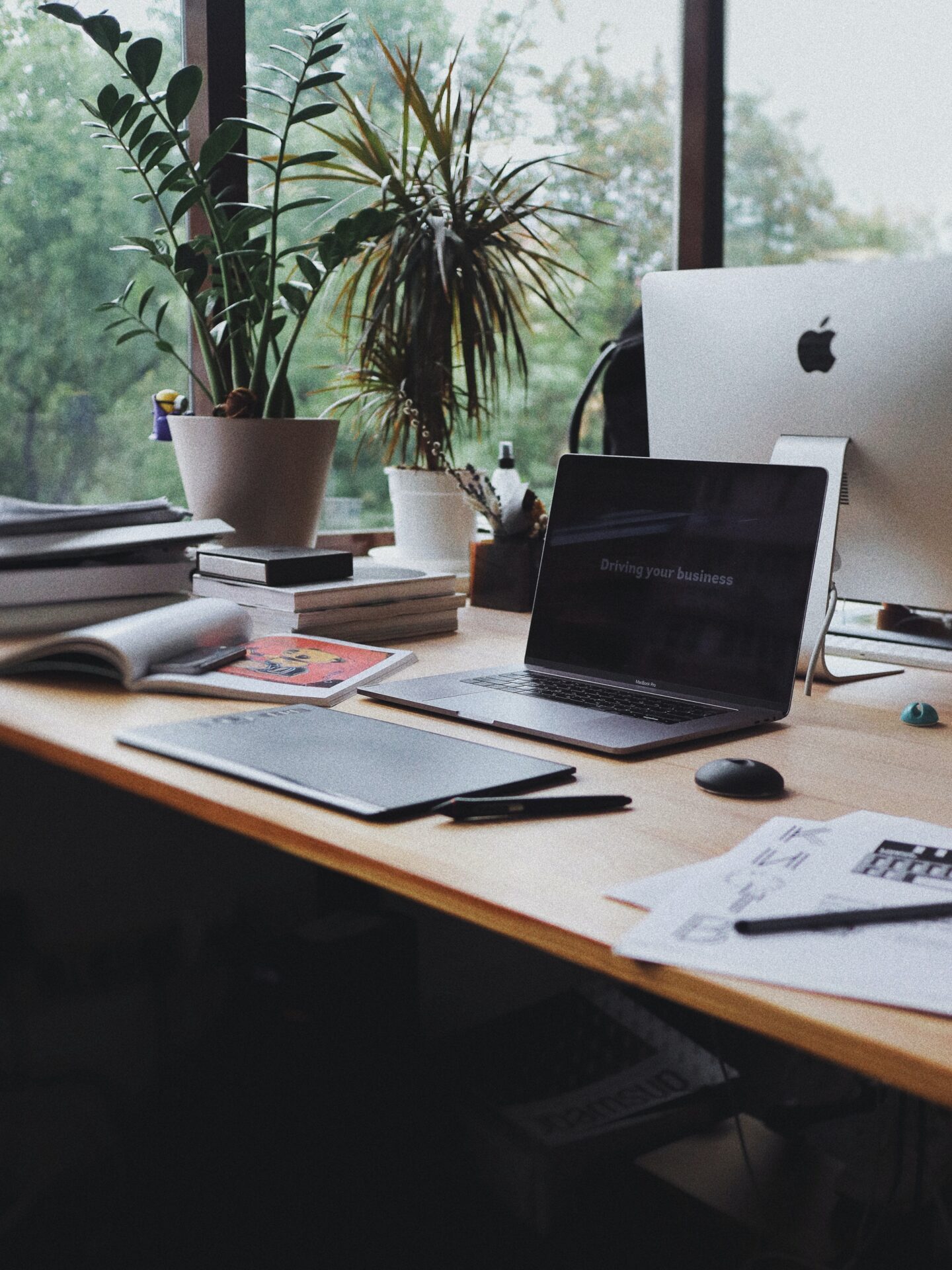 Ordinateur portable posé sur un bureau